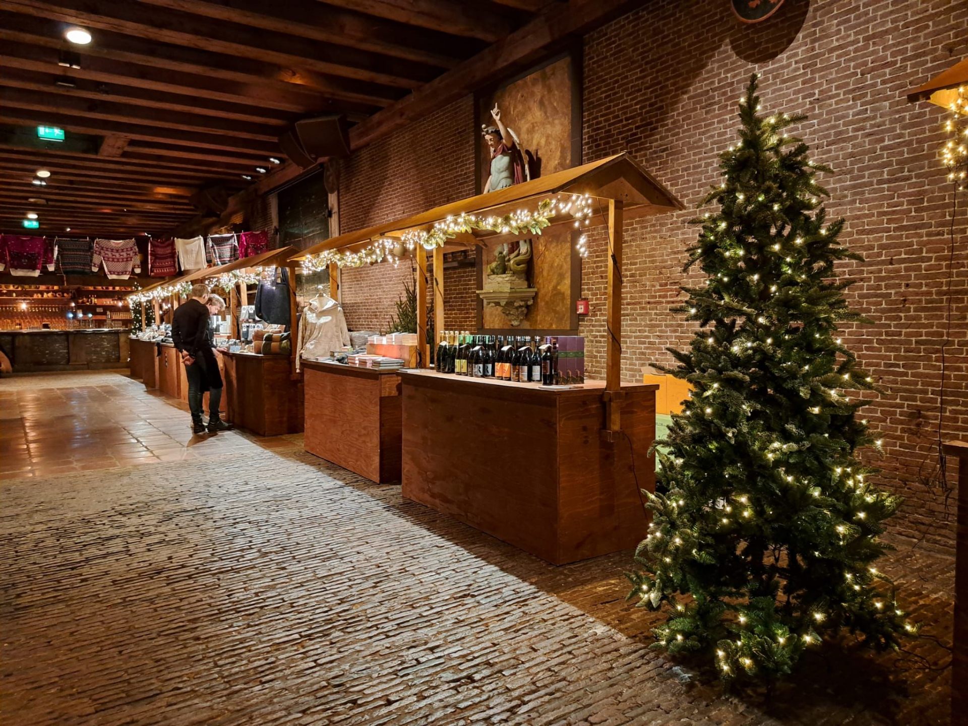 Lange rij verlichte kramen met cadeaus