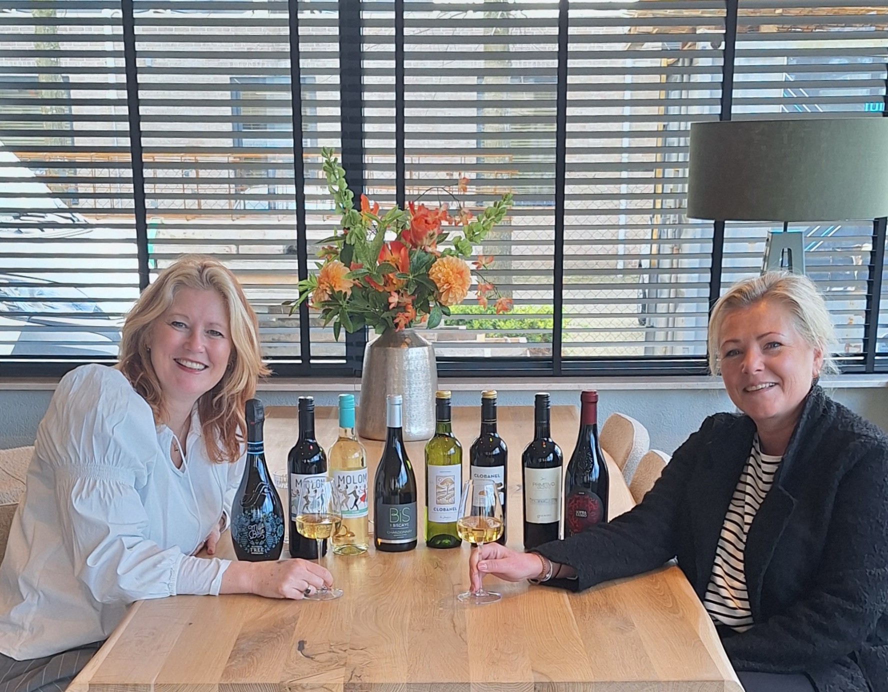 Marianne en Mireille met hun wijnbrevet