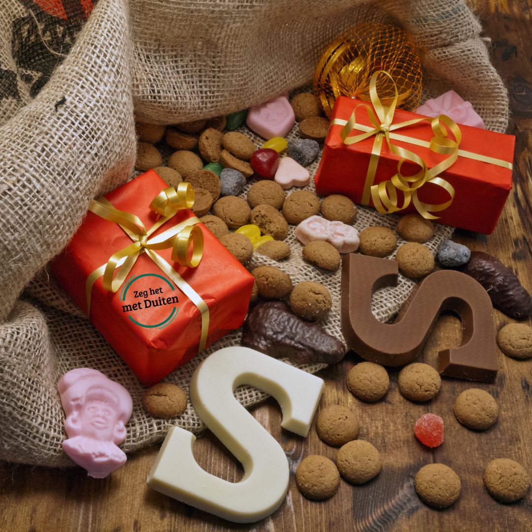Sinterklaassfeer met chocoladeletters, kruidnoten en cadeautjes